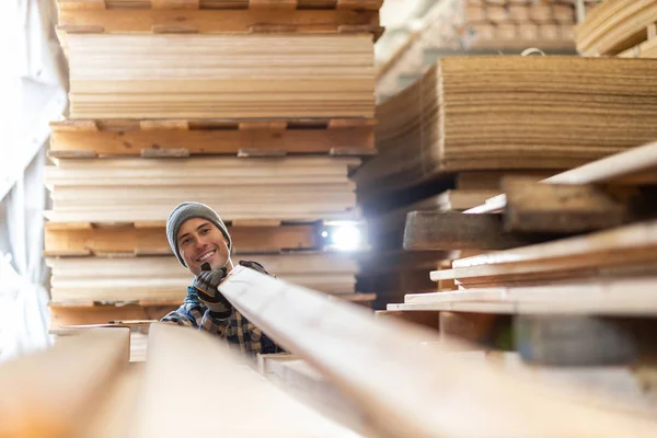 Joven Trabajador Masculino Almacén Madera — Foto de Stock