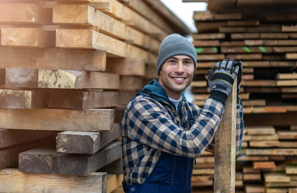 Joven Trabajador Masculino Almacén Madera — Foto de Stock