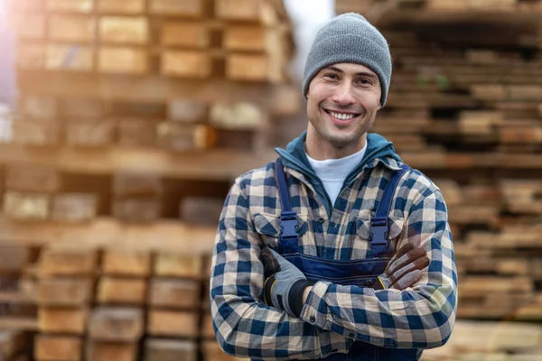 Junge Männliche Arbeiter Holzlager — Stockfoto