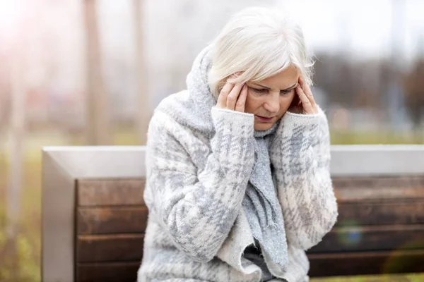 Oudere Vrouw Met Hoofdpijn — Stockfoto