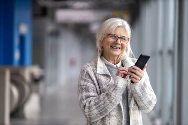 Портрет Пожилой Женщины Помощью Мобильного Телефона — стоковое фото