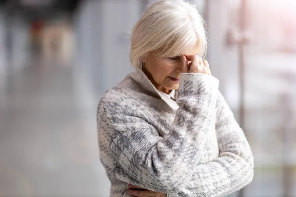 Mujer Mayor Que Sufre Dolor Cabeza — Foto de Stock