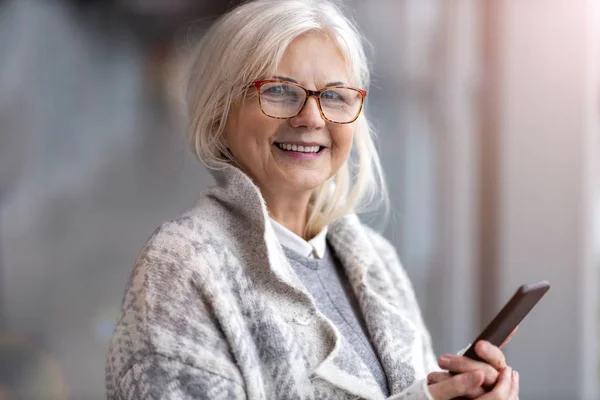 Portret Starszej Kobiety Korzystającej Telefonu Komórkowego — Zdjęcie stockowe