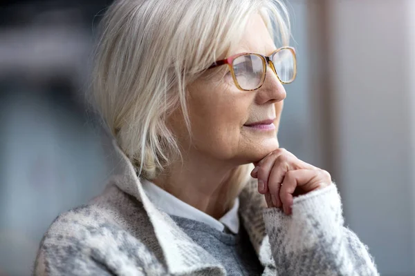 Portret Van Een Oudere Vrouw Met Een Bril — Stockfoto