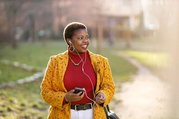 Mujer Joven Con Smartphone Una Zona Urbana — Foto de Stock