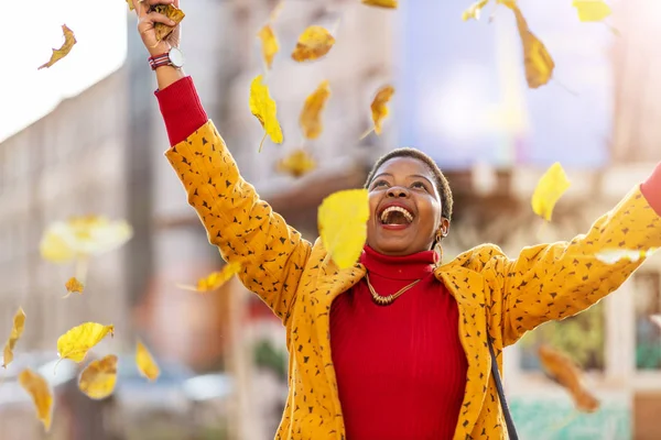 Jovem Feliz Jogando Folhas Secas Área Urbana — Fotografia de Stock