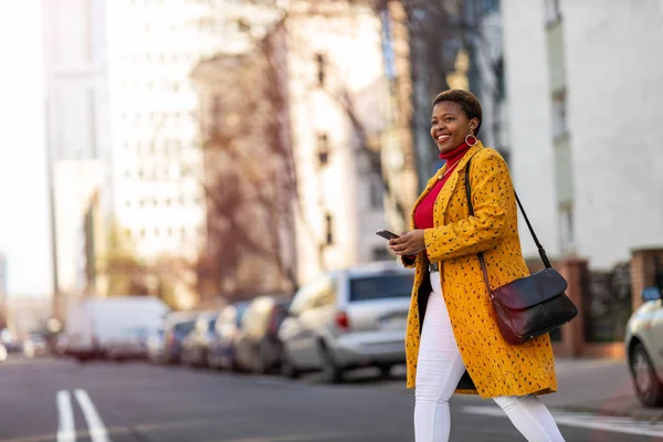 Kentsel bir bölgede Afro-Amerikalı bir kadın