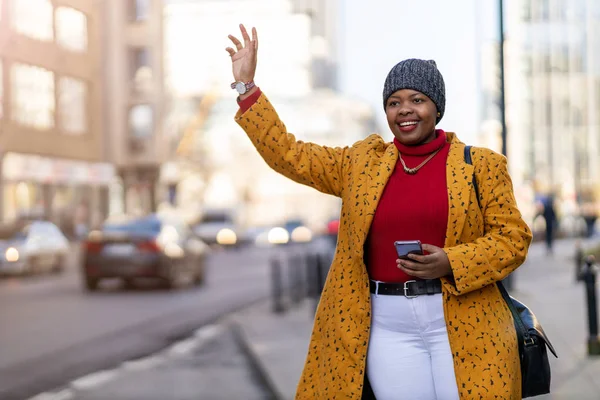 Mujer Saludando Por Taxi Calle Ciudad — Foto de Stock