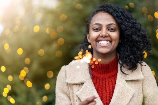 幸せな女性でクリスマスホールディング燃焼輝く — ストック写真