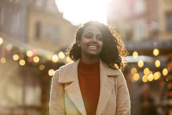 Beautiful Young Woman Having Fun Christmas Market — Stockfoto