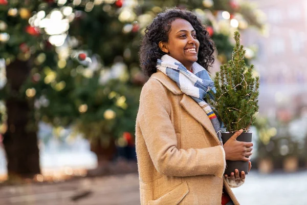 Bella Giovane Donna Diverte Mercatino Natale — Foto Stock