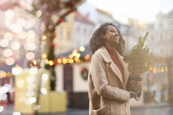 美しい若い女性はクリスマスマーケットで楽しんでいます — ストック写真