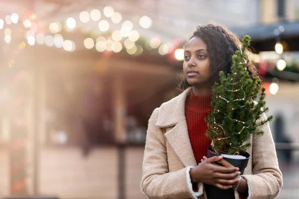 Bella Giovane Donna Diverte Mercatino Natale — Foto Stock