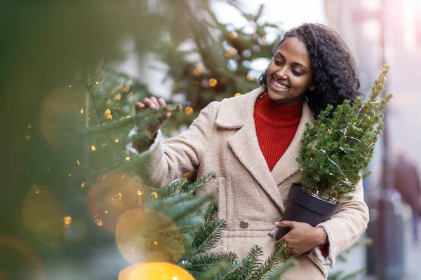 아름다운 아가씨 크리스마스 마켓에서 즐거운 시간을 보내고 스톡 사진