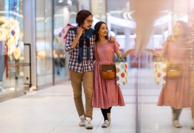 Alışveriş merkezindeki mutlu genç çift