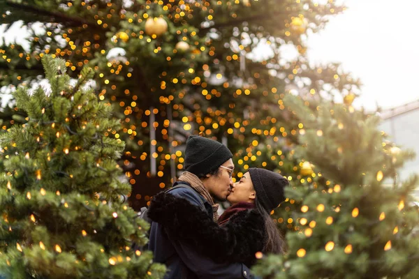 快乐的年轻夫妇在圣诞市场上玩得开心 — 图库照片