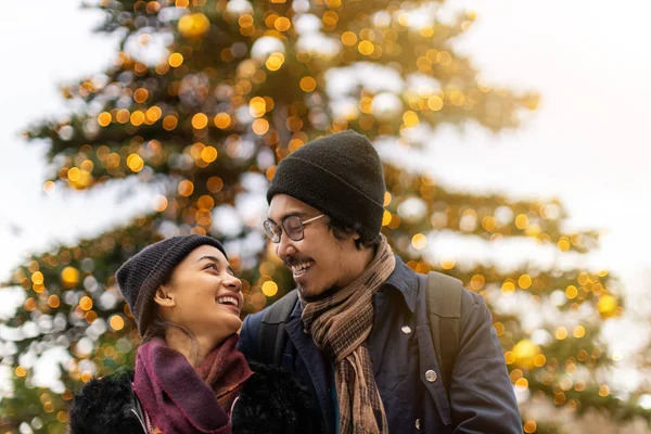 Glückliches Junges Paar Hat Spaß Auf Dem Weihnachtsmarkt — Stockfoto