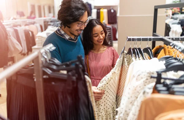 Feliz Joven Pareja Comprando Ropa Boutique —  Fotos de Stock