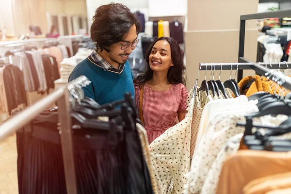 Счастливая Молодая Пара Покупает Одежду Бутике — стоковое фото