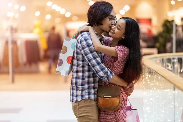 Feliz Jovem Casal Shopping — Fotografia de Stock