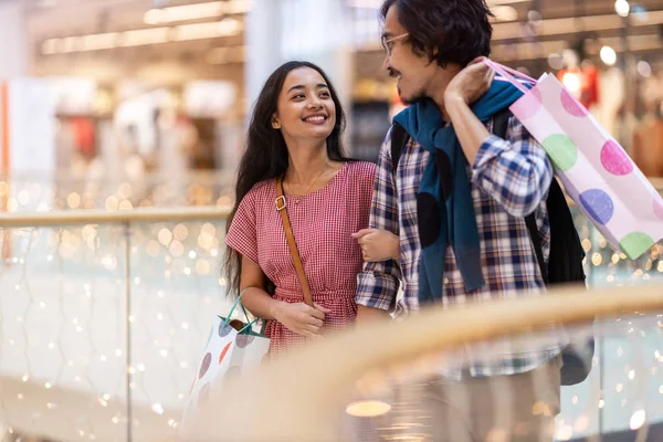 Heureux Jeune Couple Dans Centre Commercial — Photo