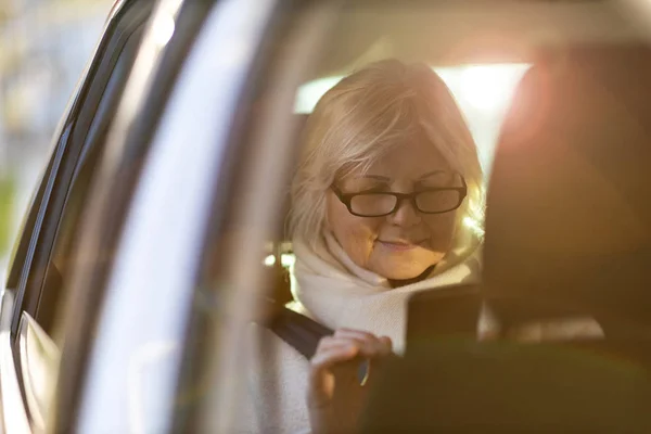 Ηλικιωμένη Γυναίκα Smartphone Στο Πίσω Κάθισμα Ενός Αυτοκινήτου — Φωτογραφία Αρχείου