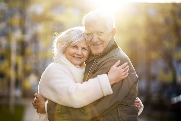 Pareja Mayor Abrazándose Aire Libre Otoño — Foto de Stock