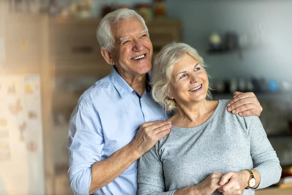 Feliz Pareja Ancianos Abrazándose Casa —  Fotos de Stock