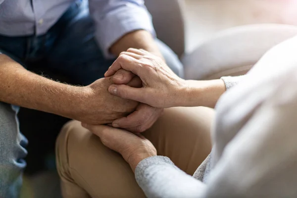 Close Senior Couple Holding Hands — Stock Photo, Image