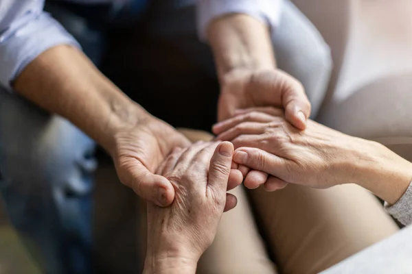 Primer Plano Pareja Ancianos Tomados Mano —  Fotos de Stock