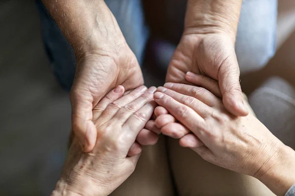 Primer Plano Pareja Ancianos Tomados Mano —  Fotos de Stock