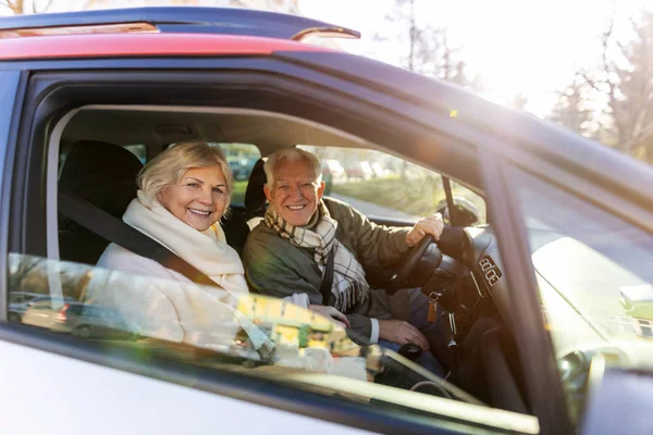 Szczęśliwa Para Seniorów Nowym Samochodem — Zdjęcie stockowe