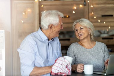 Üst düzey çift mutfaklarında dizüstü bilgisayar kullanıyor.