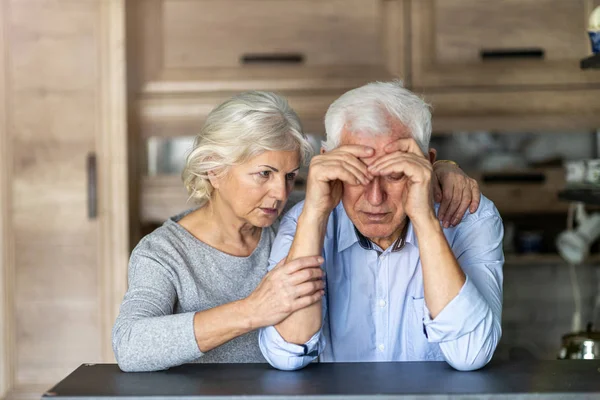 Senioren Vrouw Troost Haar Man Thuis — Stockfoto