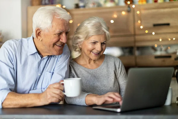Coppia Anziani Utilizzando Computer Portatile Nella Loro Cucina — Foto Stock