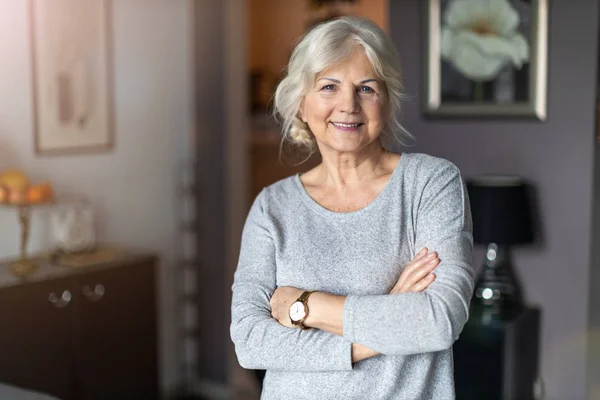 Sorrindo Mulher Idosa Sua Casa Imagens De Bancos De Imagens Sem Royalties