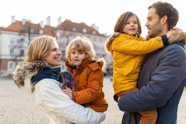 Affectueuse Jeune Famille Profitant Journée Hiver Dans Une Ville — Photo