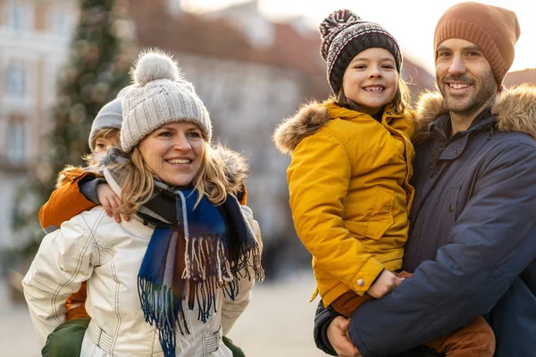 充满爱心的年轻家庭在城市里享受冬日 — 图库照片