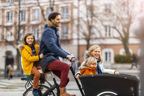 Giovane Famiglia Godendo Trascorrere Del Tempo Insieme Sella Una Bicicletta — Foto Stock