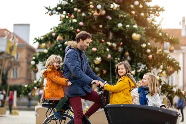 Joven Familia Disfrutando Pasar Tiempo Juntos Montando Una Bicicleta Carga — Foto de Stock