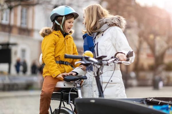 在华沙的一个城市和一个孩子一起骑车 — 图库照片