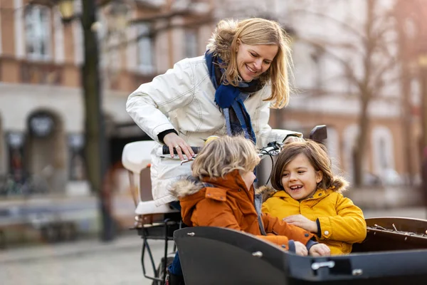 Mother Checking Her Children Who Riding Front Section Cargo Bike — Stock Photo, Image