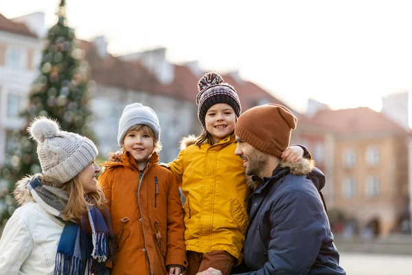 Liebevolle Junge Familie Genießt Den Wintertag Der Stadt — Stockfoto