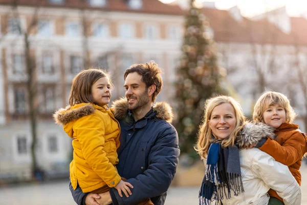 Aangename Jonge Familie Genieten Van Winterdag Een Stad — Stockfoto