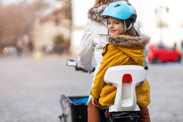 Radfahren Mit Einem Kind Einer Stadt Warschau — Stockfoto