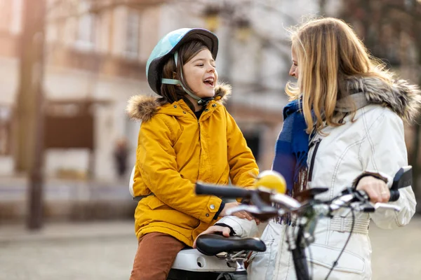 Varşova Bir Çocukla Bisiklet Sürmek — Stok fotoğraf