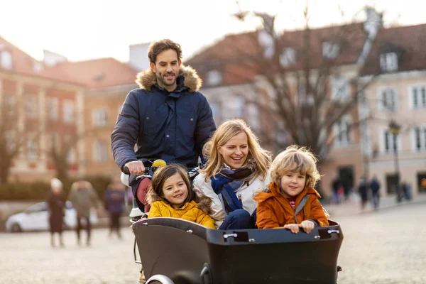 Junge Familie Genießt Die Gemeinsame Zeit Lastenfahrrad — Stockfoto