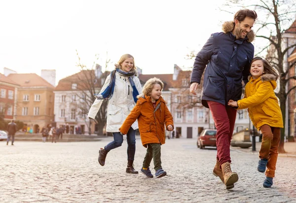 Liebevolle Junge Familie Genießt Den Wintertag Der Stadt — Stockfoto