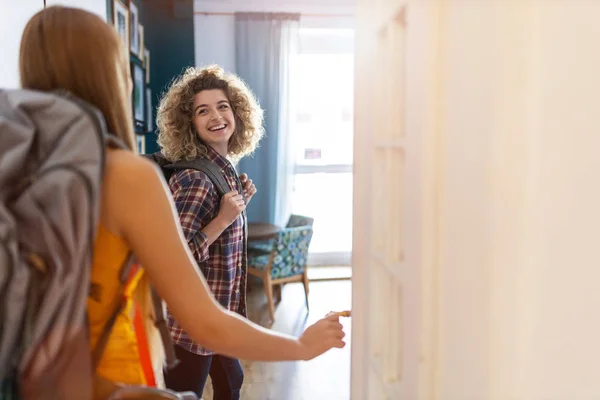 Unga Kvinnor Med Ryggsäckar Anländer Till Ett Vandrarhem — Stockfoto