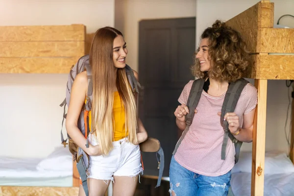 Jonge Vrouwelijke Toeristen Verblijven Jeugdherberg — Stockfoto